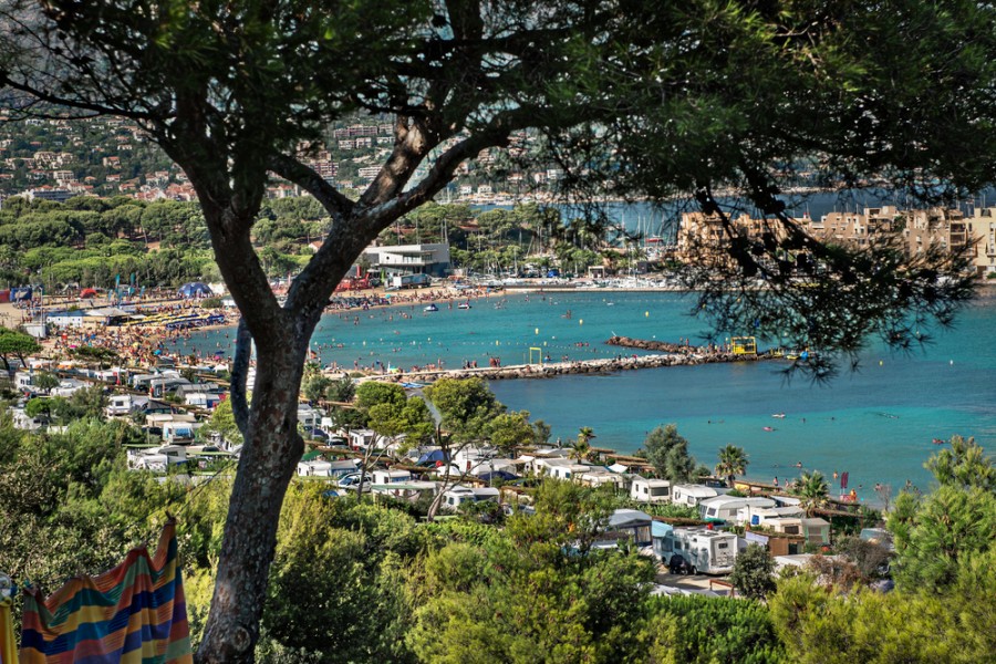 Pourquoi les vacanciers aiment-ils tant le camping sur la Côte d'Azur ?