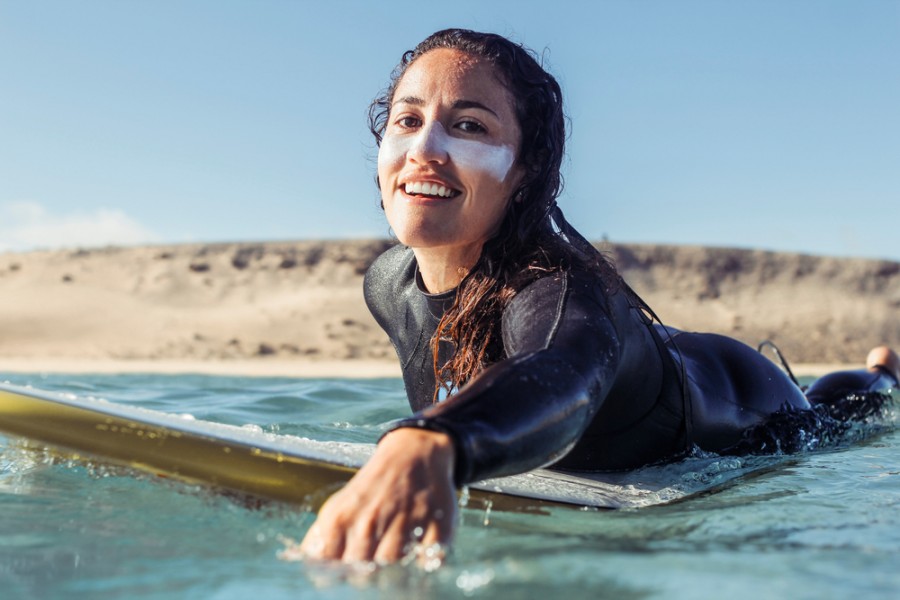 Quels sont les critères à prendre en compte pour choisir une petite planche de surf pour débuter ?