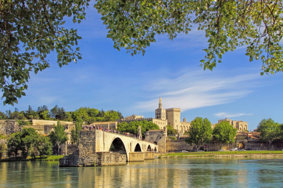 Quels sont les lieux incontournables à visiter à Avignon ?